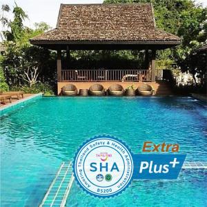 una piscina en un complejo con cenador en PAN KLED VILLA eco hill resort - SHA extra plus, en Chiang Rai