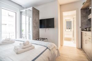 A bed or beds in a room at A13 Pristine & Sunny 30m2 flat near Syntagma sq