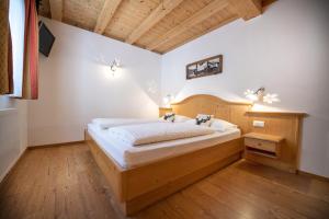 A bed or beds in a room at Apartments Bea