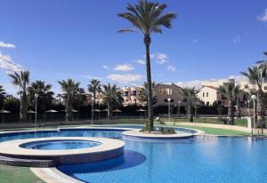 Basen w obiekcie Two bedroom seafront apartment lub w pobliżu