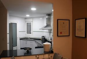 kuchnia z blatem i kuchenką górny piekarnik w obiekcie Two bedroom seafront apartment w mieście Cabo Roig