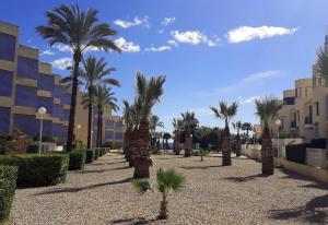 Zdjęcie z galerii obiektu Two bedroom seafront apartment w mieście Cabo Roig