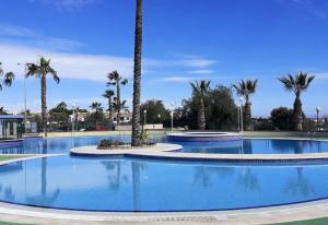 Basen w obiekcie Two bedroom seafront apartment lub w pobliżu