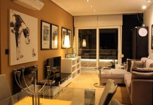 salon z kanapą i telewizorem w obiekcie Two bedroom seafront apartment w mieście Cabo Roig