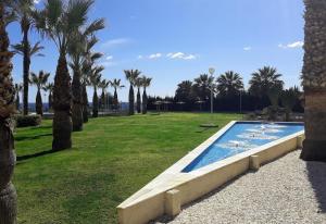Ogród w obiekcie Two bedroom seafront apartment
