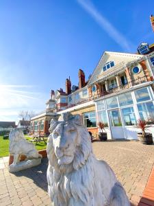 una estatua de un león frente a un edificio en The Royal Hotel en Skegness