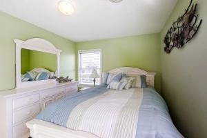 Schlafzimmer mit einem Bett und einem großen Spiegel in der Unterkunft Sailing Away in Atlantic Beach