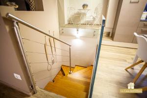 klatka schodowa w domu z przeszkloną poręczą w obiekcie La Casa dell'Olmo - Suite Apartment Cuneo w mieście Cuneo