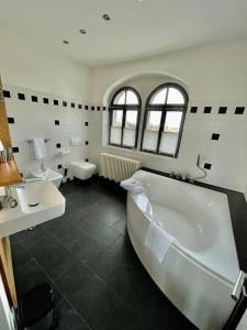 Koupelna v ubytování Spitzhaus + 28 fotografií