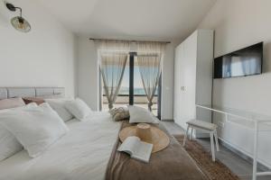 Postel nebo postele na pokoji v ubytování Lux Villa Core with amazing view and heated pool