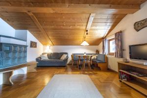 een woonkamer met een bank en een tafel bij Panorama Apartment Pizaut in Ortisei