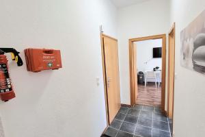Televisyen dan/atau pusat hiburan di Modern 3-Room Apartment with Winter Garden, Free Parking in Hagen - HA01