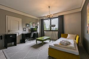 沃尔特湖畔韦尔登Hotel Parks的一间卧室，配有一张床、一张书桌和一扇窗户