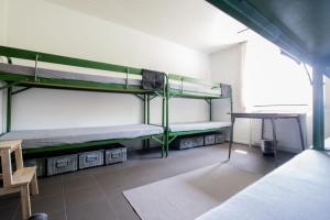 Pokój wieloosobowy z 2 łóżkami piętrowymi i biurkiem w obiekcie Camp Nørager w mieście Avlum