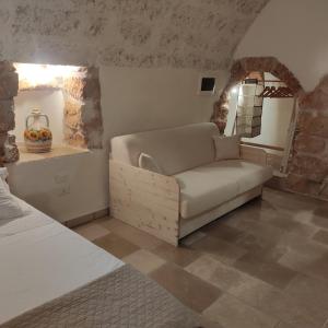 a living room with a couch and a mirror at Liama sull'Aia in Marina di Pescoluse