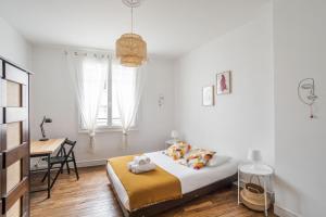 een slaapkamer met een bed, een tafel en een bureau bij DUCHESSE - Appartement cosy en cœur de ville in Rennes