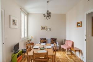 een eetkamer met een tafel en stoelen bij DUCHESSE - Appartement cosy en cœur de ville in Rennes