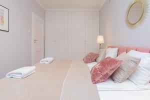 Fotografia z galérie ubytovania Stylowy Apartament blisko Plaży Gdynia Śródmieście by Noclegi Renters v destinácii Gdynia