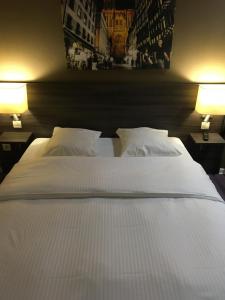 Ein Bett oder Betten in einem Zimmer der Unterkunft Als Hôtel