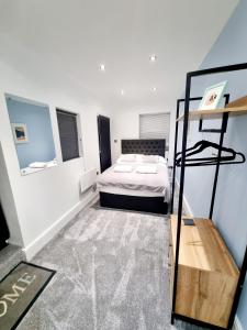 een slaapkamer met een bed en een ladder erin bij Superb 2 beds 2 baths New Apartment w/ Garden+Patio in Bournemouth