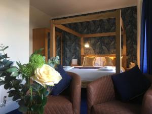 a living room filled with furniture and flowers at International Hotel in Derby