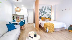 sypialnia z łóżkiem i salonem w obiekcie OleHolidays 411 Romana Playa junto a la playa w Marbelli