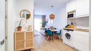 Kuchnia lub aneks kuchenny w obiekcie OleHolidays 411 Romana Playa junto a la playa