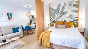 Posteľ alebo postele v izbe v ubytovaní OleHolidays 411 Romana Playa junto a la playa + 15 fotografií