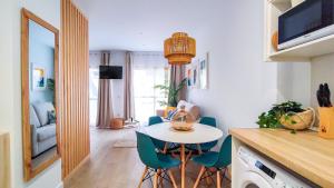 Televízia a/alebo spoločenská miestnosť v ubytovaní OleHolidays 411 Romana Playa junto a la playa