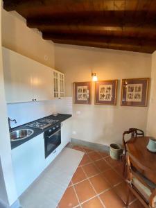 eine Küche mit einer Spüle und einem Herd Top-Backofen in der Unterkunft Hole 1 - Cozy place on Castelgandolfo Golf Course in Castel Gandolfo