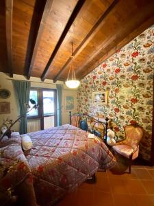 a bedroom with a bed and a floral wall at Hole 1 - Cozy place on Castelgandolfo Golf Course in Castel Gandolfo