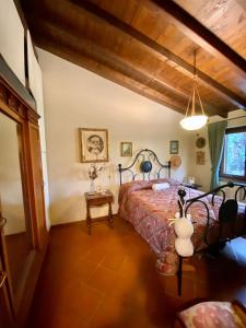 ein Schlafzimmer mit einem Bett in einem Zimmer in der Unterkunft Hole 1 - Cozy place on Castelgandolfo Golf Course in Castel Gandolfo