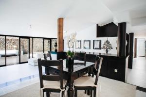 ein Esszimmer mit Tisch und Stühlen in der Unterkunft FOZ DO NEIVA 17 Estadia de luxo em Foz do Neiva E in Moldes