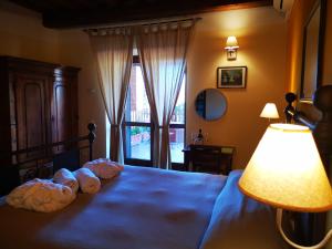 1 dormitorio con 1 cama con 2 toallas en Agriturismo Podere S. Croce, en Saturnia