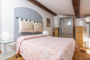 フィレンツェにあるFirenze Rentals Guelfa Suiteのベッドルーム1室(ピンクのベッドカバー付)