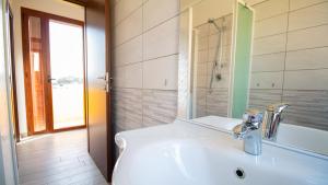 オリスターノにあるYellow House-Villetta con giardinoの洗面台と鏡のある白いバスルーム +22枚の写真