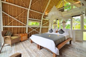 Tempat tidur dalam kamar di Jendela Di Bali Villa
