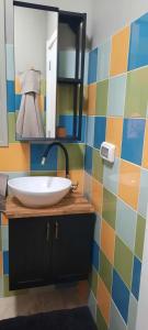ein Bad mit einem Waschbecken und einem Spiegel in der Unterkunft The house of love in Meitar