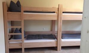 Llit o llits en una habitació de Pension Freizeitzentrum Sambachshof
