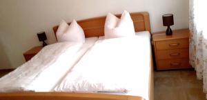 Llit o llits en una habitació de Pension Freizeitzentrum Sambachshof