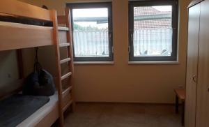 Llit o llits en una habitació de Pension Freizeitzentrum Sambachshof