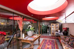 A seating area at "Quality Hosts Arlberg" Hotel Lux Alpinae