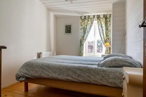 - une chambre avec un lit et une fenêtre dans l'établissement La Gleyzette, à Vogüé