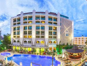 un hotel con una gran piscina frente a él en Babylon Hotel - Free Parking, en Sunny Beach