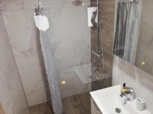 Koupelna v ubytování Apartmaji Hočka Koča + 21 fotografií