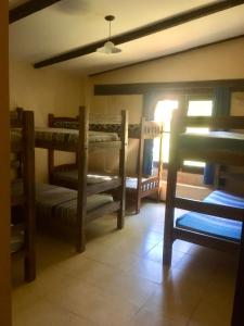 una habitación con tres literas en una habitación en Casablanca La Granja de Capilla, en Capilla del Monte