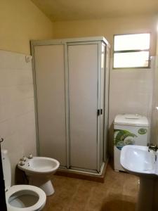 Un baño con ducha, inodoro y lavabo. en Casablanca La Granja de Capilla, en Capilla del Monte