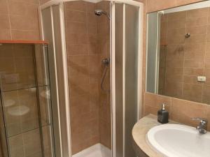 un bagno con doccia, lavandino e doccia di Central flat beetwen centre and railway station!! a Bologna