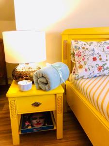 sypialnia dla dzieci z żółtym stołem z głową dziecka na łóżku w obiekcie Apartmán U Mluvících Kamenů w mieście Staré Křečany