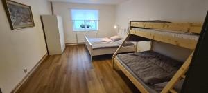 Poschodová posteľ alebo postele v izbe v ubytovaní Chalupa Rochlitz s horkým koupacím sudem